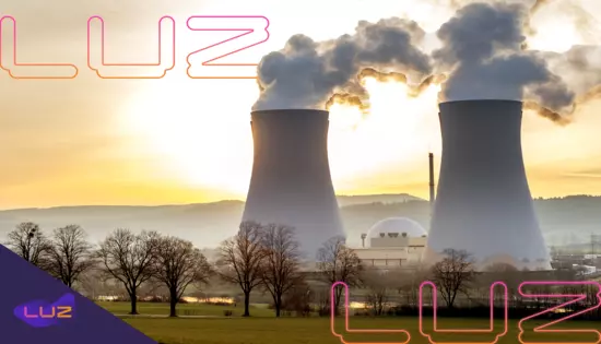usina nuclear produzindo fumaça